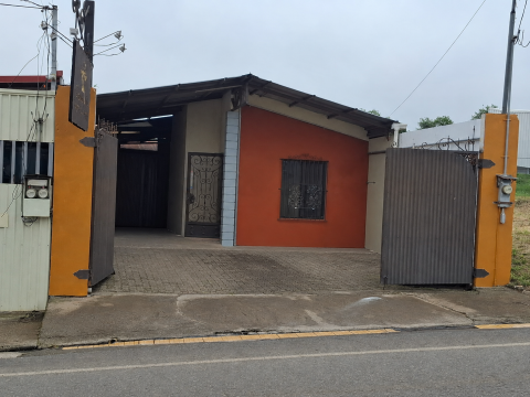 Fachada externa de la casa en venta cerca del Polideportivo de San Ramón