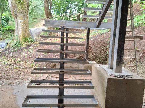 Detalle de escaleras en construcción de la casa en Villas del Café